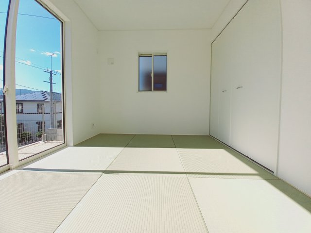 那珂市中台第２の和室|リビング横の和室です。陽当たりが良くサッシにはペアーガラスを採用高い断熱性による省エネで快適な暮らしを～！
