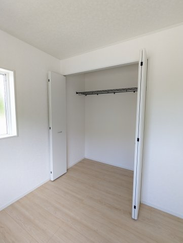 那珂市中台第２の洋室|同施工物件の洋室です。木の温もりがナチュラルで窓から差し込む優しい光にぴったりの空間プライベート空間が楽しめます～！
