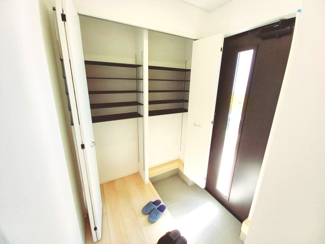 那珂市中台第２の収納|同施工物件の玄関です。シューズボックスは家族全員の靴が収納でき、いつでも玄関はすっきり！