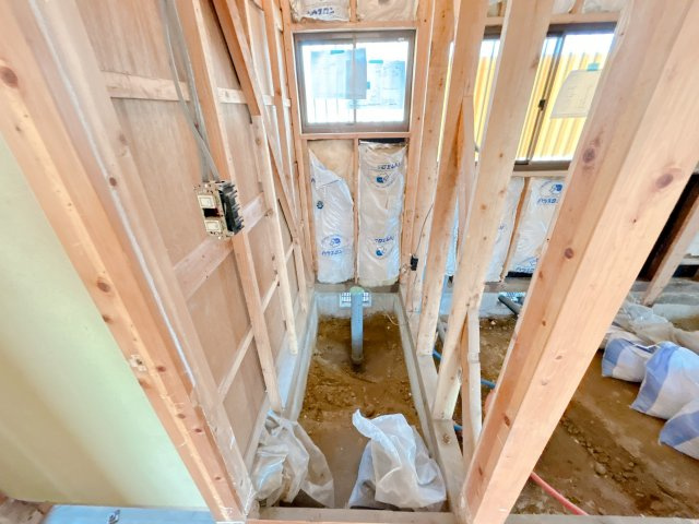 いわき市四倉町西一丁目中古住宅 陽当たり良好！ 不動産プラスのトイレ|1階トイレです。温水洗浄便座に新品交換します。室内のクロス等も交換するので清潔感のある空間に生まれ変わります。