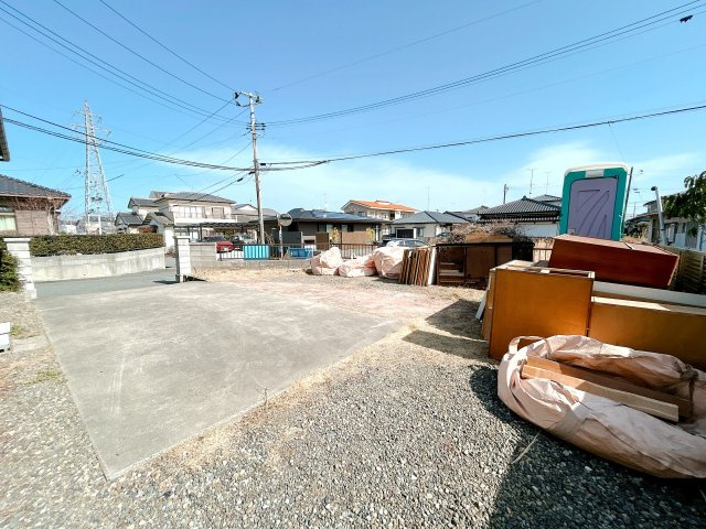 いわき市四倉町西一丁目中古住宅 陽当たり良好！ 不動産プラスの前面道路含む現地写真|駐車場です。庭木の伐採を行います。駐車場は縦並列4台ご利用できます。お友達が遊びに来ても敷地内に車を停めておけるので安心して過ごせそうですね。
