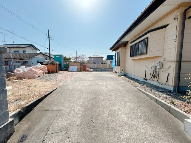 いわき市四倉町西一丁目中古住宅 陽当たり良好！ 不動産プラスの前面道路含む現地写真|駐車場別角度です。お友達が遊びに来ても敷地内に車を停めておけるので安心して過ごせそうですね。