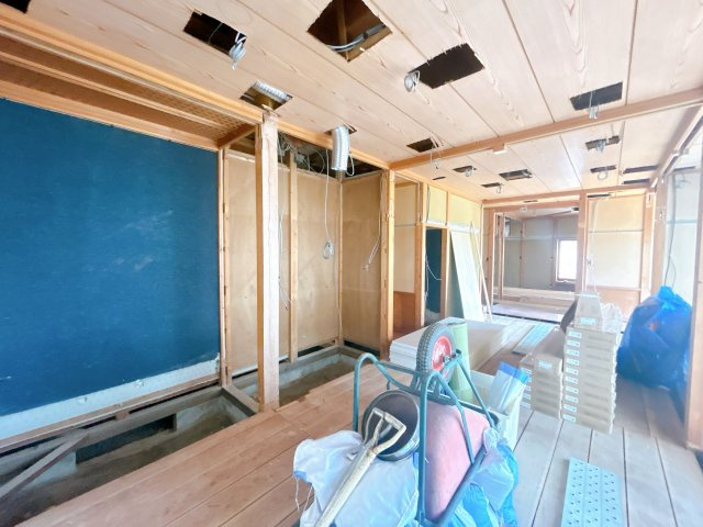 いわき市四倉町西一丁目中古住宅 陽当たり良好！ 不動産プラスの居間・リビング|リビング写真です。建具交換、フローリング重ね張り・張替え、天井・壁クロス張替え、スイッチ・コンセント交換、照明交換、火災警報器設置を行います。キッチンは対面式を設置予定です。