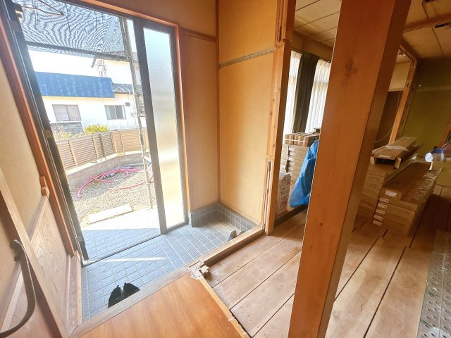 いわき市四倉町西一丁目中古住宅 陽当たり良好！ 不動産プラスの玄関|玄関ホールです。天井・壁クロス張替え、シューズクローク新設、照明器具交換を行います。「いってきます」「ただいま」を繰り返す日々が家族の歴史になっていきます。