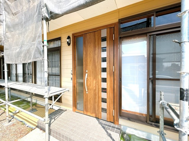 いわき市四倉町西一丁目中古住宅 陽当たり良好！ 不動産プラスの玄関|玄関です。鍵交換を行います。玄関ポーチは屋根つきなので、雨の日に荷物がたくさんあっても濡れずに出入りできますね。