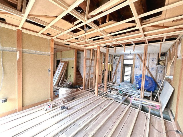 いわき市四倉町西一丁目中古住宅 陽当たり良好！ 不動産プラスの洋室|1階南側洋室です。フローリング重ね張り、天井・壁クロス張替え、建具交換、スイッチ・コンセント交換、照明器具交換を行います。窓から心地よい風と暖かな光が入るお部屋です。
