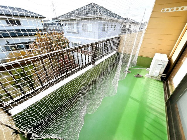 いわき市四倉町西一丁目中古住宅 陽当たり良好！ 不動産プラスのバルコニー|ベランダです。クリーニングを行います。家族のお布団はこちらでも干せます。お日さまの香りがふんわり香るフカフカのお布団なら疲れた体も「ポカポカ」温まりゆっくり休めますね。