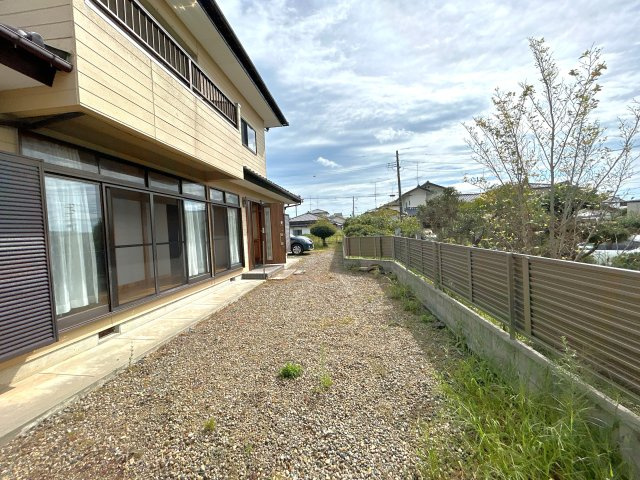 いわき市四倉町西一丁目中古住宅 陽当たり良好！ 不動産プラスの庭|南側の庭です。お庭は建物の南側に位置し陽当たり良好なので、お子様の遊び場にもぴったりです。