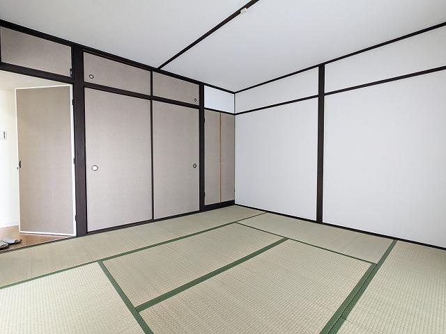 枚方東山住宅5棟の内装|和室8.0帖
■物件内覧・資金計画相談・住宅ローン相談、リフォーム相談、お問合せ受付中■
※当日・翌日のご内覧、ご相談はお電話でのお問合せがスムーズです！