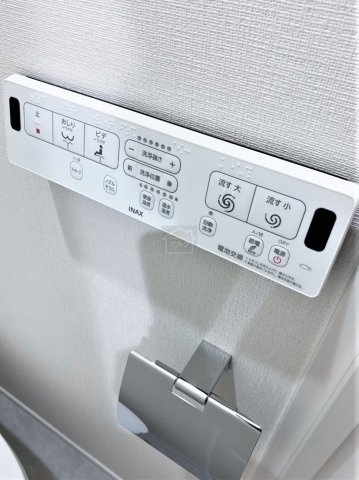 練馬区小竹町１丁目のアパートの設備|ワイヤーを壁から、向かいの壁に。洗濯物などを干す設備です。