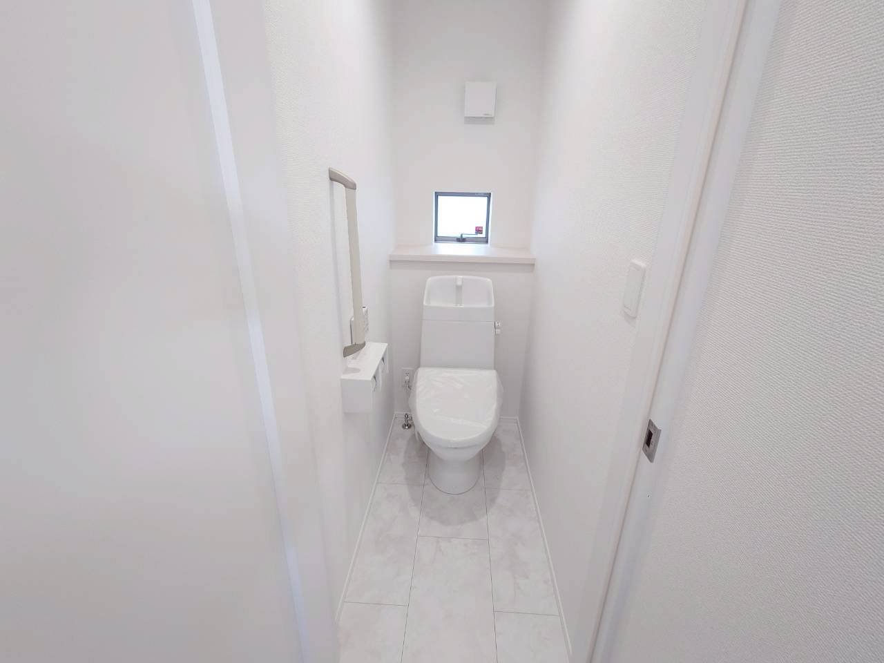 ＋＋うるま市江洲－A号棟（全１０棟）のトイレ|落ち着いた色調のトイレです