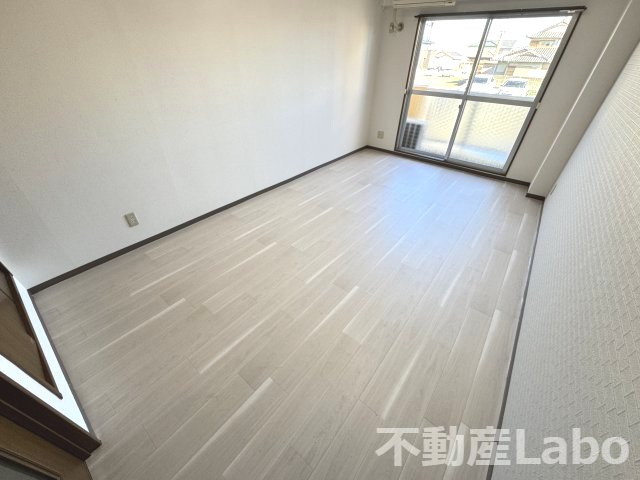 エル古川の洋室
