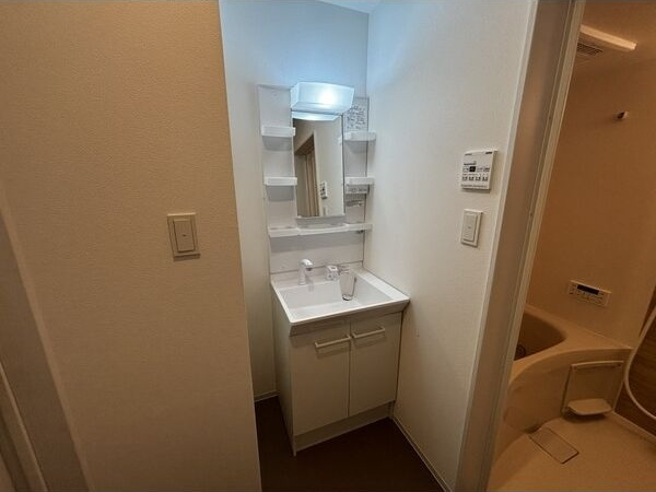 ジーメゾン今伊勢セレナの洗面所|※同シリーズの内装写真となります