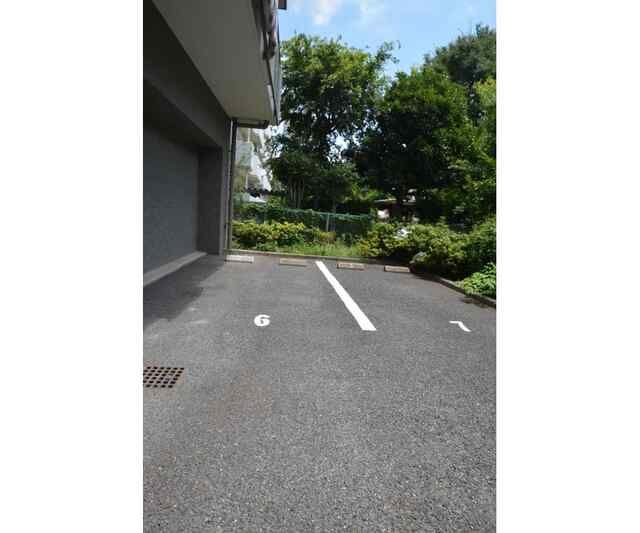 ヴァンヴェール府中の駐車場