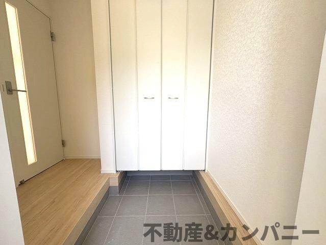 クレイドルガーデン星岡第1-1号棟　松山市星岡三丁目新築戸建の玄関|明るい玄関です