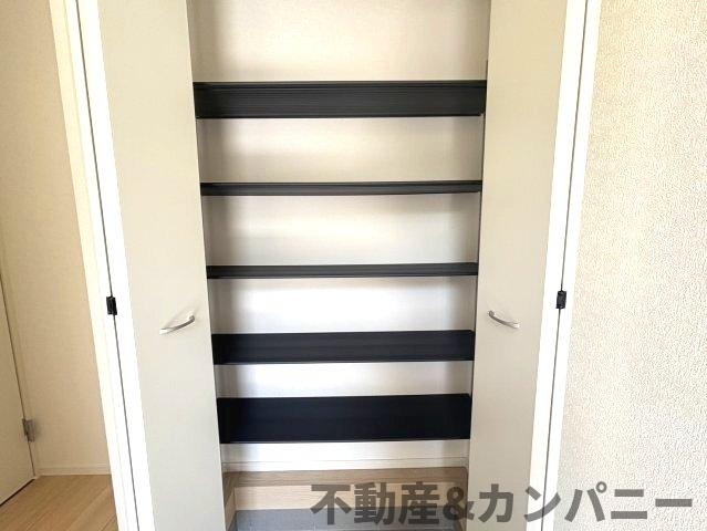 クレイドルガーデン星岡第1-1号棟　松山市星岡三丁目新築戸建の収納|たっぷり収納できるシューズクロークです
