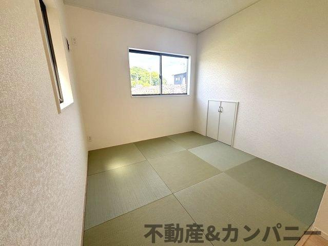 クレイドルガーデン星岡第1-1号棟　松山市星岡三丁目新築戸建の和室|リビングの奥に和室がございます