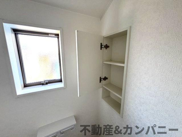 クレイドルガーデン星岡第1-1号棟　松山市星岡三丁目新築戸建のトイレ|ちょっとしたものを収納スペースです