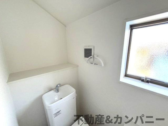 クレイドルガーデン星岡第1-1号棟　松山市星岡三丁目新築戸建のトイレ|トイレ背面にも収納スペースがございます