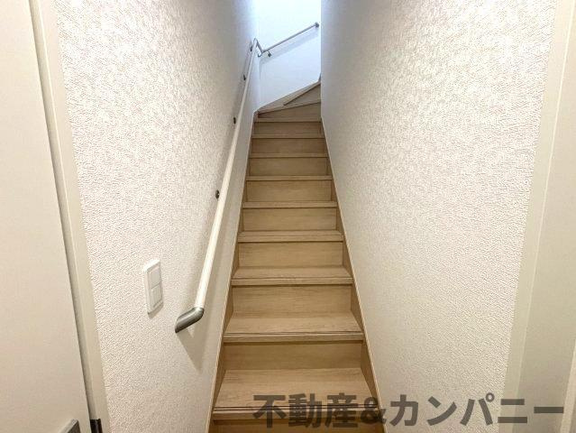 クレイドルガーデン星岡第1-1号棟　松山市星岡三丁目新築戸建のその他|手すり付き階段です