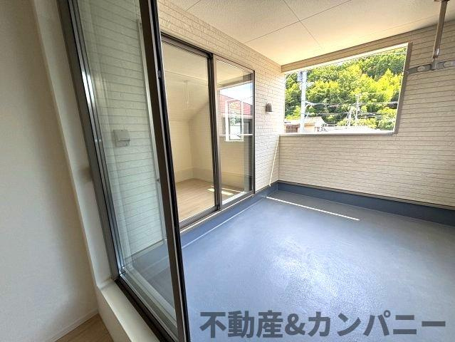 クレイドルガーデン星岡第1-1号棟　松山市星岡三丁目新築戸建のバルコニー|2つの部屋から行き来が可能なバルコニーです
