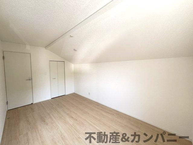 クレイドルガーデン星岡第1-1号棟　松山市星岡三丁目新築戸建の洋室|天井が少し低めの洋室です