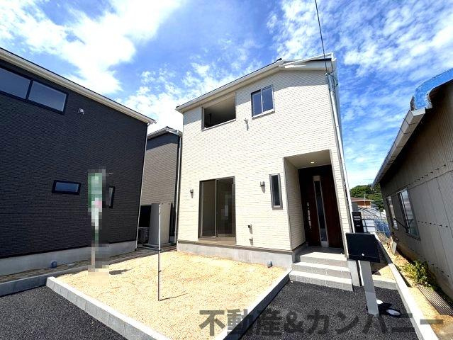 クレイドルガーデン星岡第1-1号棟　松山市星岡三丁目新築戸建の外観|白を基調とした外観です。