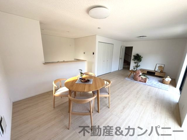 クレイドルガーデン星岡第1-3号棟　松山市星岡三丁目新築戸建の居間・リビング|おしゃれなリビングです