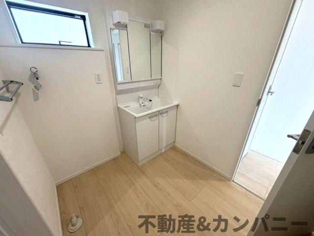 クレイドルガーデン星岡第1-3号棟　松山市星岡三丁目新築戸建の独立洗面台|使いやすい独立洗面台です