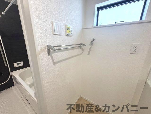 クレイドルガーデン星岡第1-3号棟　松山市星岡三丁目新築戸建のランドリースペース|お風呂から出た後にさっと取れるタオル掛けです。