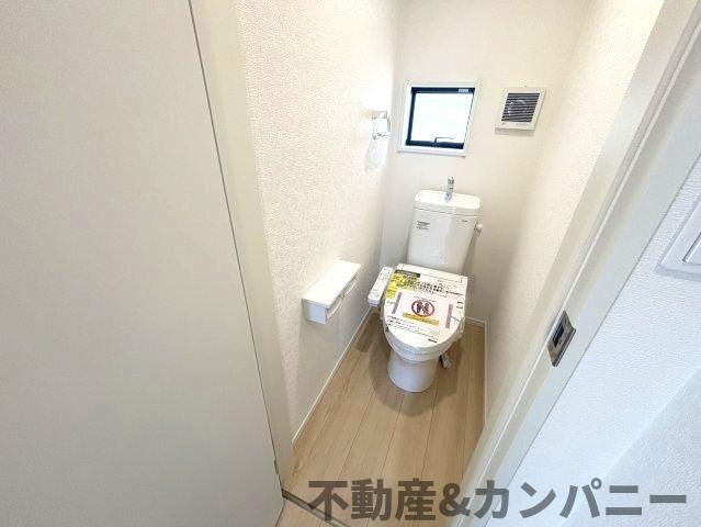 クレイドルガーデン星岡第1-3号棟　松山市星岡三丁目新築戸建のトイレ|落ち着いたトイレです