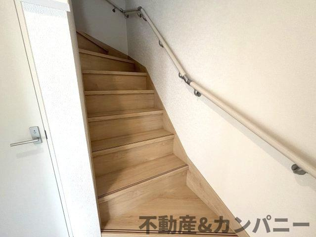 クレイドルガーデン星岡第1-3号棟　松山市星岡三丁目新築戸建のその他|手すり付き階段です。
