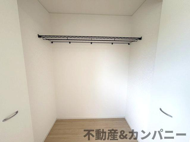 クレイドルガーデン星岡第1-3号棟　松山市星岡三丁目新築戸建の収納|こまごまとしたものも収納できます。
