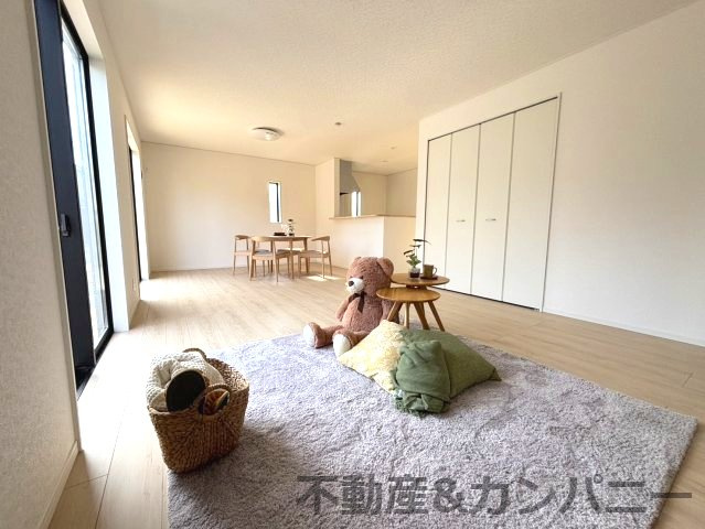 クレイドルガーデン星岡第1-3号棟　松山市星岡三丁目新築戸建の居間・リビング|ゆったりとしたリビングです