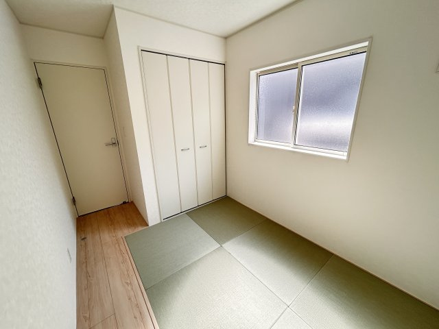 【Cradle garden】宇都宮市今宮 第3 全5棟の和室|〇1号棟〇
こたつを置けば居間に、布団を敷けば寝室にとオールマイティーな和室♪
客間としても利用できるので機能的です。
※2026年4月撮影