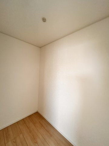 【Cradle garden】宇都宮市今宮 第3 全5棟の収納|〇1号棟・2階9帖洋室〇
カラーボックスなどを置いてWICとしても使えますし、テレワークスペースとしても◎
使い方は自由です♪
※2026年4月撮影