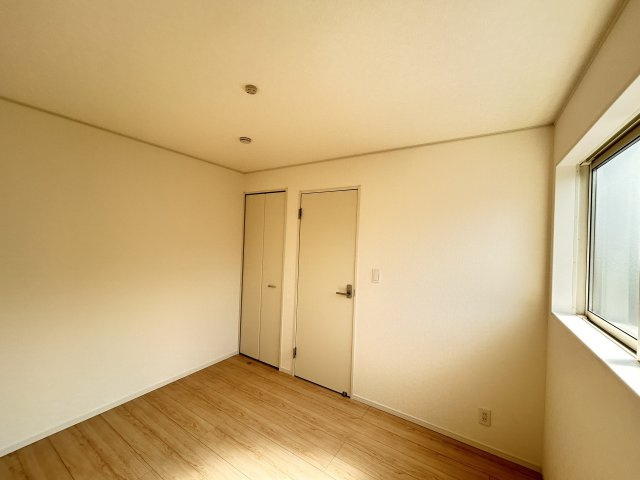 【Cradle garden】宇都宮市今宮 第3 全5棟の洋室|〇1号棟・2階5.2帖洋室〇
コンパクトだからこそ使い勝手がよく、お掃除もラクラクな洋室☆
家具の配置もしやすく、くつろぎ空間としても作業スペースとしても活躍します。
※2026年4月撮影