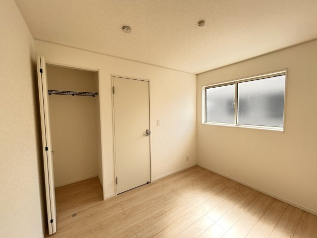 【Cradle garden】宇都宮市今宮 第3 全5棟の収納|〇1号棟・2階5.2帖洋室〇
全居室便利な収納付き☆しっかり収納して、すっきりとお部屋を使えます。暮らしにちょうどいい収納力です！
※2026年4月撮影