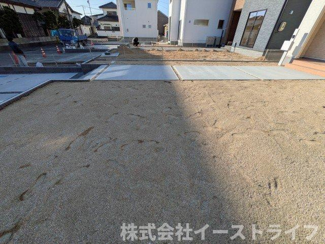 【新築戸建】　いわき市泉町5丁目第2　長期優良住宅の駐車場|5号棟写真　家庭菜園やガーデニングが楽しめる庭がついています