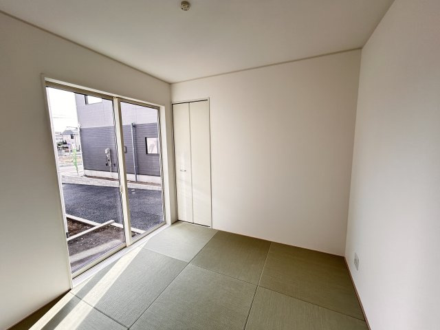 【Cradle garden】宇都宮市今宮 第3 全5棟の和室|〇2号棟・4.5帖和室〇
和室は小さなお子様の遊び場にもに大活躍です！
遊び疲れたらそのままお昼寝も♪
リビングと続き間に出来るので、くつろぎながら見守ることが出来ます。
※2026年4月撮影