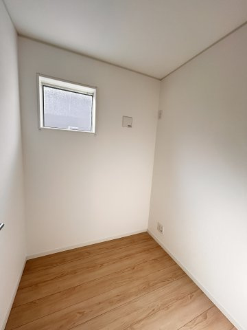 【Cradle garden】宇都宮市今宮 第3 全5棟のその他|〇2号棟・2階2帖ストレージルーム〇
季節な家電などをしまう収納や、テレワークルームやスタディーコーナーとしても利用可能なオールマイティースペースです♪
※2026年4月撮影