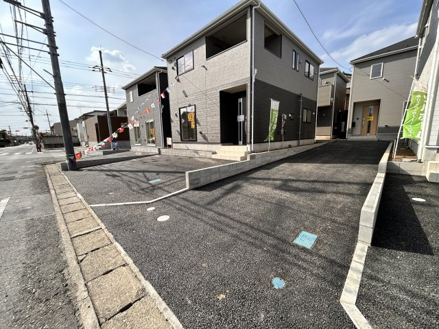 【Cradle garden】宇都宮市今宮 第3 全5棟の前面道路含む現地写真|〇2号棟〇
前面道路から奥まった配置です。
隣家がワンクッションとなる旗竿地は、庭が道路に面さず、静かでプライバシーを保ちやすいのもメリットの一つです！
※2026年4月撮影