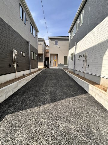 【Cradle garden】宇都宮市今宮 第3 全5棟の駐車場|〇2号棟〇
道路まで距離があるので、お子様やペットちゃんが急に飛び出す心配がありません！
また、通行人からリビングが丸見え・・・なんて事もないので安心してくつろげます♪
※2026年4月撮影
