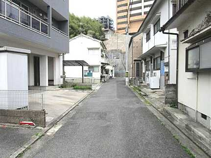 東区尾長東1丁目中古リノベ物件の前面道路含む現地写真