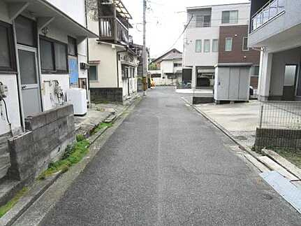 東区尾長東1丁目中古リノベ物件の前面道路含む現地写真