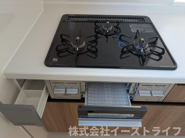 【新築戸建】　いわき市平下平窪2期　全5棟　長期優良住宅のキッチン|1号棟写真　使い勝手の良いシステムキッチンで、対面式なのでご家族との団欒にもぴったりですね(^^)/また、収納力もあるのでスッキリが実現します◎