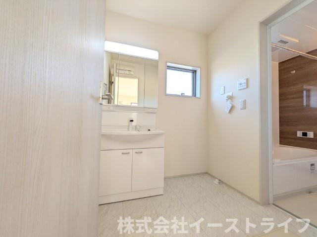 【新築戸建】　いわき市平下平窪2期　全5棟　長期優良住宅の独立洗面台|1号棟写真　収納スペースが豊富で、鏡の周りには棚もあるため、洗顔用品や歯ブラシ、うがい用のコップ、整髪料、スキンケア用品、化粧品などを置いて整理することができます。