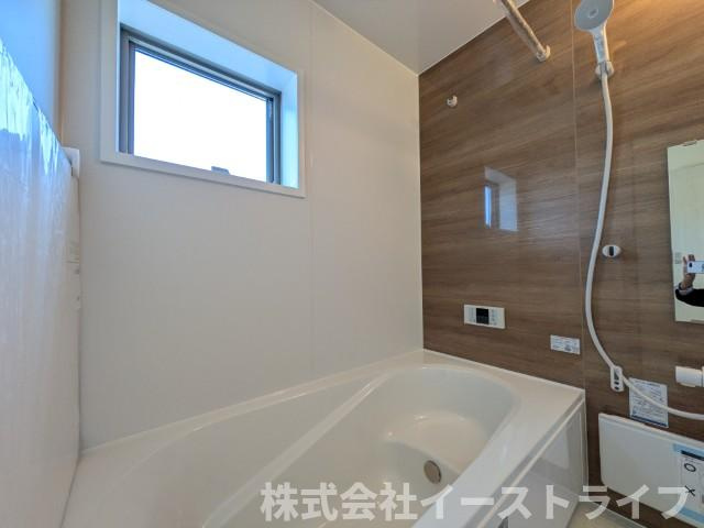 【新築戸建】　いわき市平下平窪2期　全5棟　長期優良住宅の浴室|1号棟写真　１坪サイズのバスルーム。浴室換気乾燥機を標準装備。乾きやすい床やお手入れのしやすい排水口など、いつも清潔にご使用いただけます。