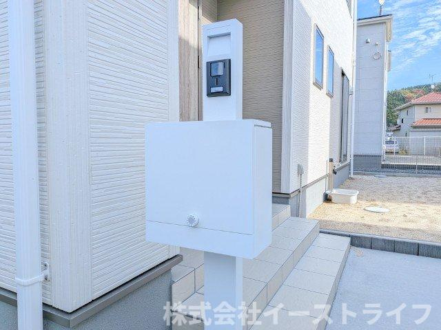 【新築戸建】　いわき市平下平窪2期　全5棟　長期優良住宅のセキュリティ|1号棟写真　郵便受けにはテレビモニター付インターフォンを完備