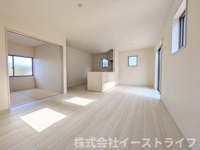 【新築戸建】　いわき市平下平窪2期　全5棟　長期優良住宅の居間・リビング|1号棟写真　広いLDKは、ご家族でゆっくりくつろぎたい方におすすめです。